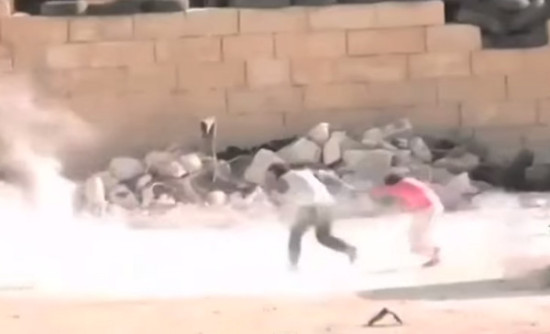 8岁叙利亚男童突破狙击手攻击 救出女孩(图)