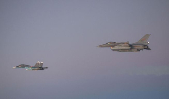北约F-16坠毁酿惨剧：连撞数架战机数十人伤亡