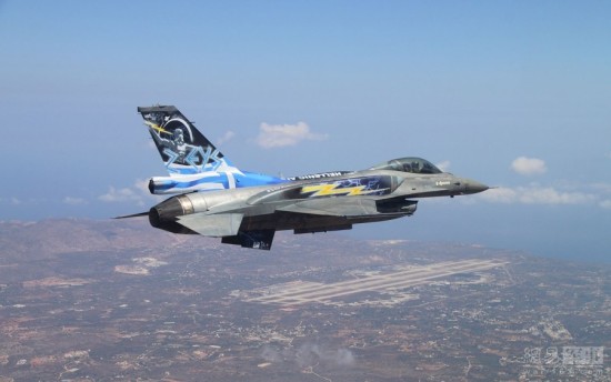 北约F-16坠毁酿惨剧：连撞数架战机数十人伤亡
