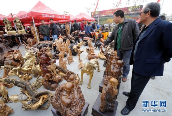 英报：中国富人对红木狂热需求助长非法木材贸易