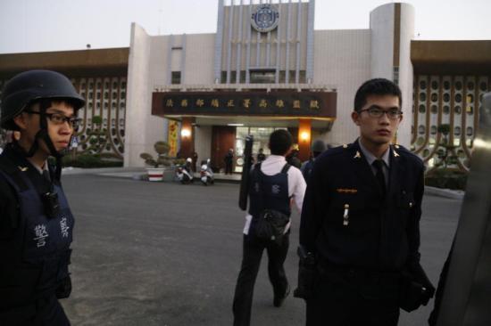 巴西一囚犯挖洞越狱被卡墙上警方:他低估了肚子