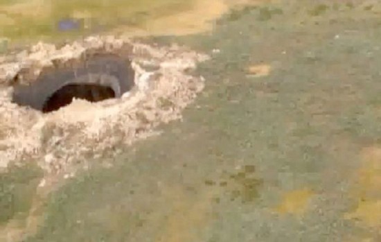 港媒：西伯利亚再现巨型天坑或因地下爆炸所致