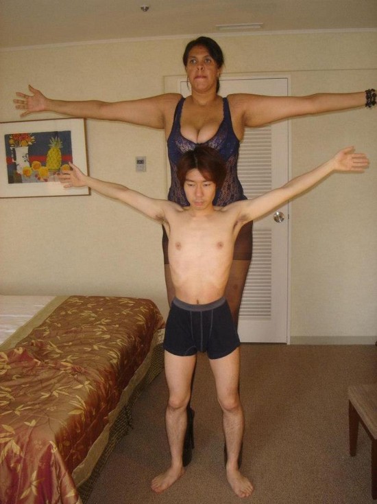前英国最高男子去世家人定制超大号棺材（图）