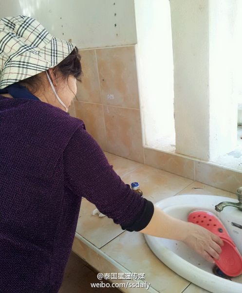 泰模特遭中国游客踩脚扯发拍片斥中国人没教养