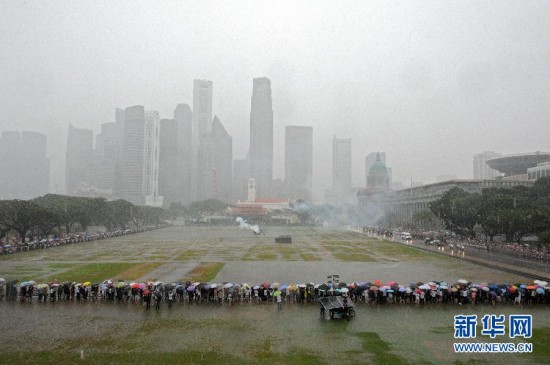 境外媒体：李光耀国葬民众沿途守候冒雨送行