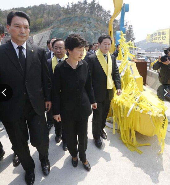 外媒：韩国世越号沉船一周年遇难者家属示威
