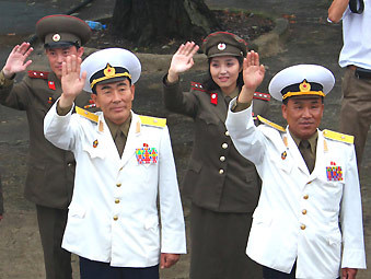 高清图:中国海军训练舰编队从朝鲜元山港启程