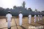 巴海军官兵在码头列队欢送广州舰