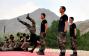 武警士兵演练插档扛摔格斗术