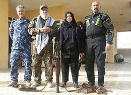 伊拉克大妈化身反恐战士