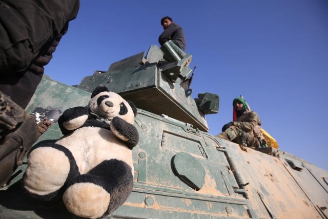 伊拉克大兵带着熊猫玩偶