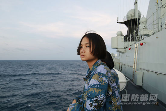 海军荆州舰上的女兵们