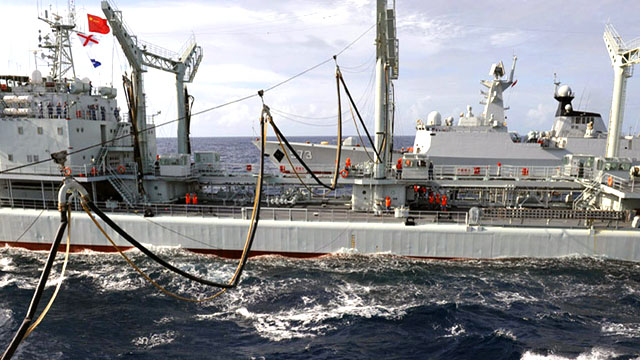 尽显大国范儿:中国海军万吨巨舰南太平洋补给