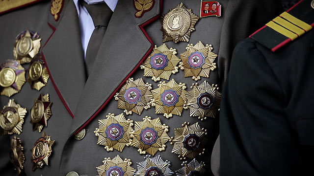 朝鲜老兵身挂大量勋章犹如特色"防弹衣"