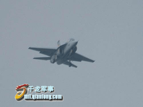 图文：L15(猎鹰)新型高级教练机空中飞行
