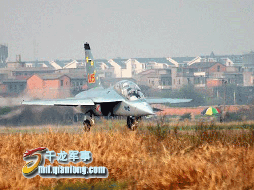 图文：L15新型高级教练机在滑行