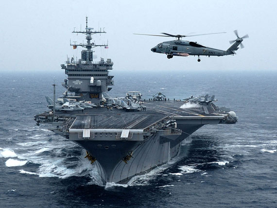 美国海军企业号航母战斗群进行反潜作战演习