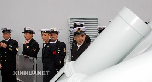 组图：日本海上自卫队官兵参观中国海军深圳舰
