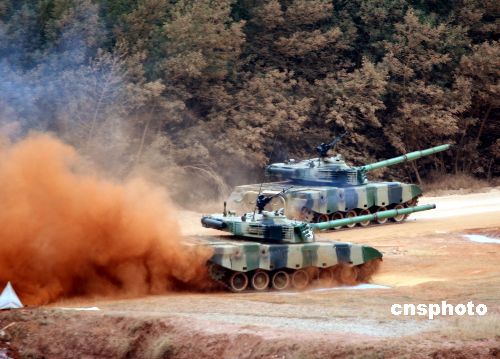 图文：中方坦克分队对恐怖分子实施武力打击