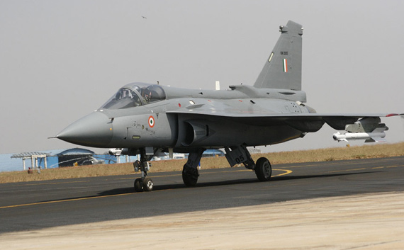 图文:在跑道上滑行的印度国产LCA轻型战机