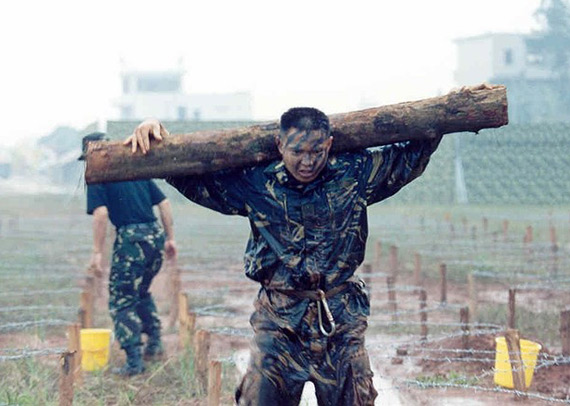 图文:中国特种兵肩扛圆木穿越障碍