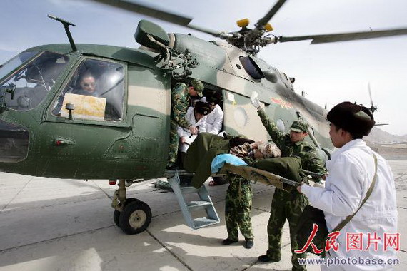 图文：医务人员在直升飞机上为病员检查