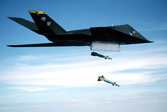 图文:美国空军F-117隐形轰炸机投射激光炸弹