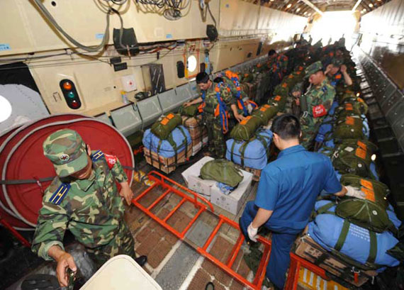 空军在5500米高空空投救灾物资空投员在空投前补充氧气.
