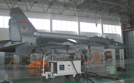 图文:中国歼11战机生产测试车间