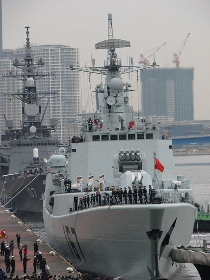 资料图:中国海军访日167深圳号导弹驱逐舰停靠日本港口
