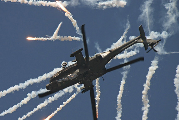 图文：AH-64D长弓阿帕奇发射干扰弹