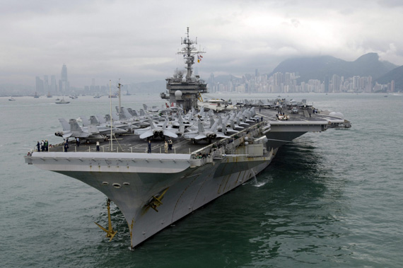 图文：美国海军小鹰号航母访问香港