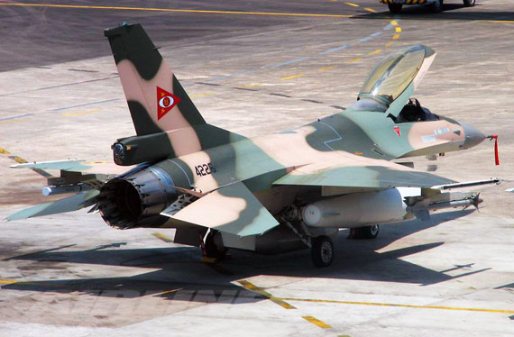 图文:委内瑞拉空军装备的早期F-16B战机