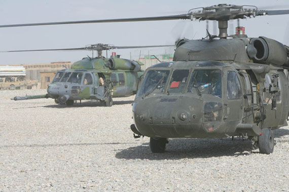 驻阿美军装备的MH-60G特种战直升机与UH-60A运输直升机