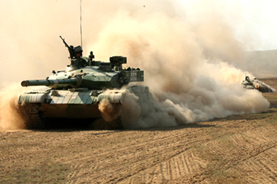 资料图：解放军99式主战坦克参加实战演习