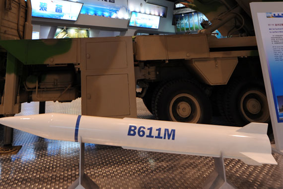 BM611战术地地导弹采用轮式发射车摄影：陈诚新浪网独家图片未经许可，不得转载