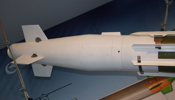 圖文：國產雷霆3激光製導炸彈尾部滑翔組件特寫