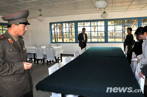 组图:朝鲜军官介绍南北对峙沙盘