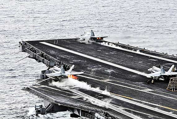 美海军航母演练同时弹射两架大黄蜂战机