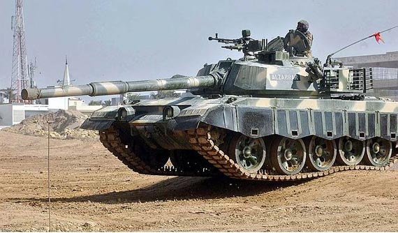 “艾-扎拉”主战坦克进行性能展示
