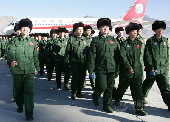 组图:武警部队首批进藏新兵抵达拉萨贡嘎机场