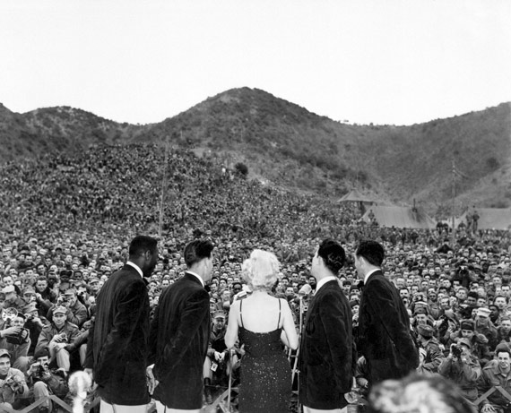 1954年2月16，美国明星梦露在大约13，000名美军士兵前唱歌劳军时的场景。摄影/Kreplin
