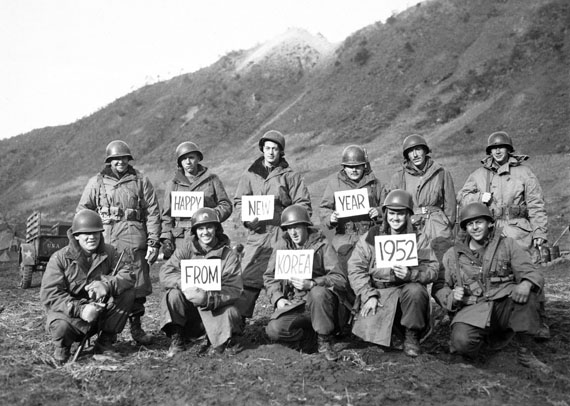 美军第19团士兵在江原道锦城举着写有新年祝福的牌子祝福国内的亲属
