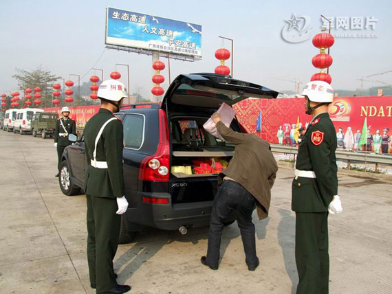 图文:检查人员纠察违规军车