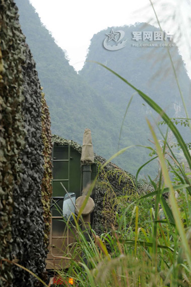 二炮大型车辆挺进深山。张铁汉摄影
