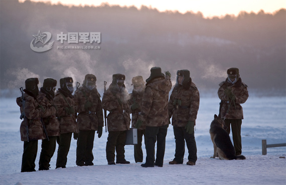 官兵们士气高昂，坚守在祖国的“北大门”！。摄影宣琦