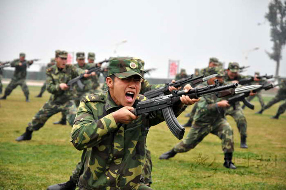 以成都军区驻滇某工兵团为主组建的中国第五批赴黎维和工兵营进行刺杀训练。