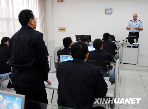 联合国官员对防暴队员进行语言能力测试。新华社发（由永怀摄）