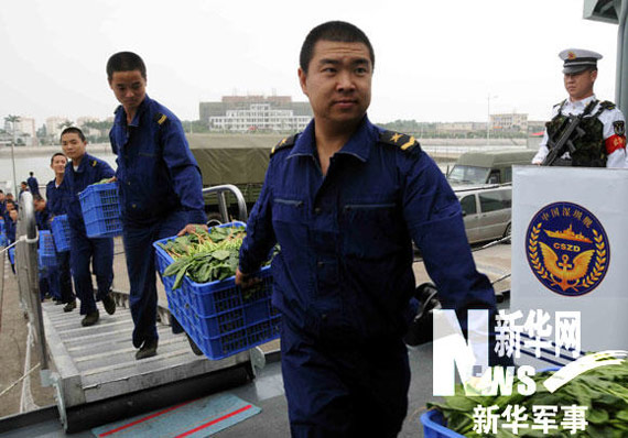 “深圳”号驱逐舰在出发前进行最后一次蔬菜补给（新华网记者黄书波摄）