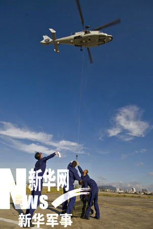 护航编队官兵在出发前进行直升机垂直补给训练（骆源摄）